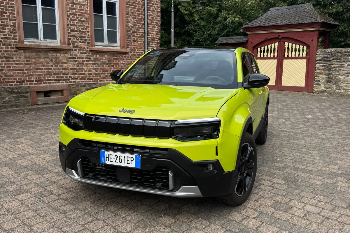 Der Jeep Avenger trägt an der Front den markentypischen Kühlergrill mit sieben angedeuteten Streben.