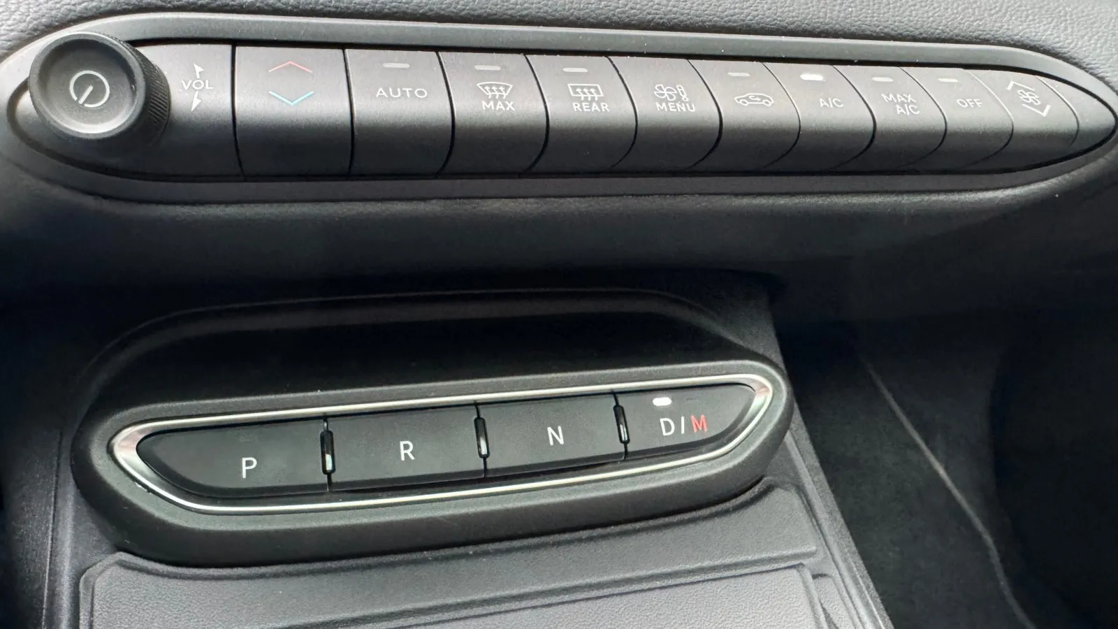Unterhalb des Infotainmentdisplays befinden sich die Bedienelemente für Klimatisierung und Fahrstufenwahl.