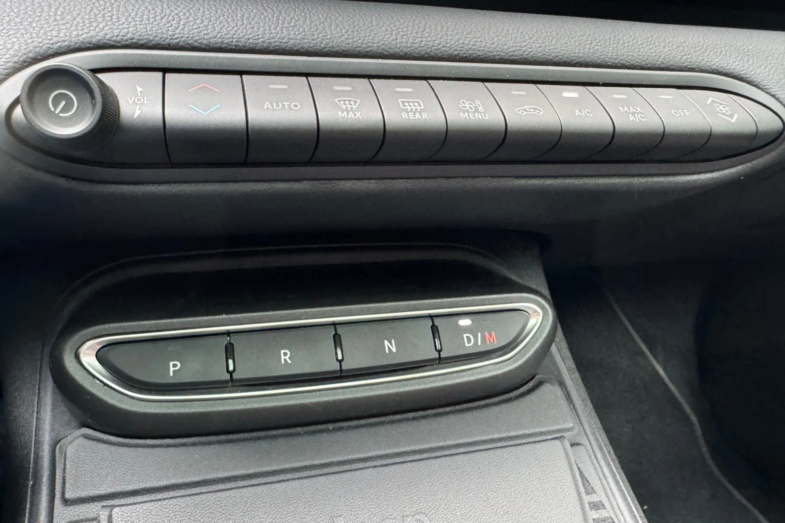 Unterhalb des Infotainmentdisplays befinden sich die Bedienelemente für Klimatisierung und Fahrstufenwahl.