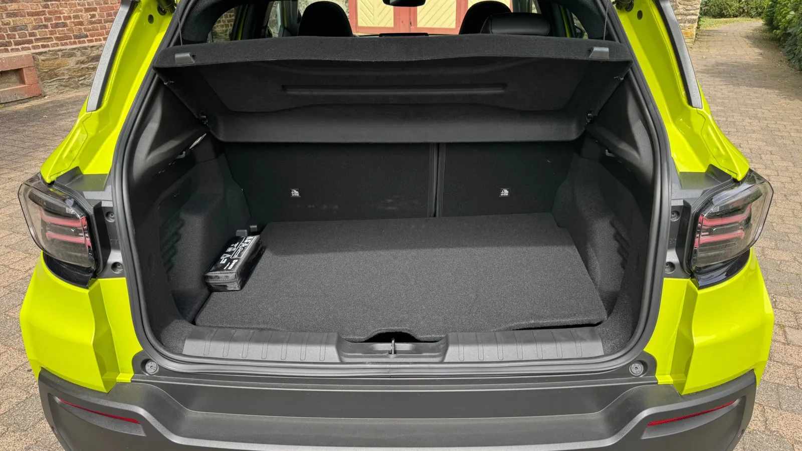 Der Kofferraum des Jeep Avenger fasst 380 Liter und ist weitgehend glattflächig geschnitten.