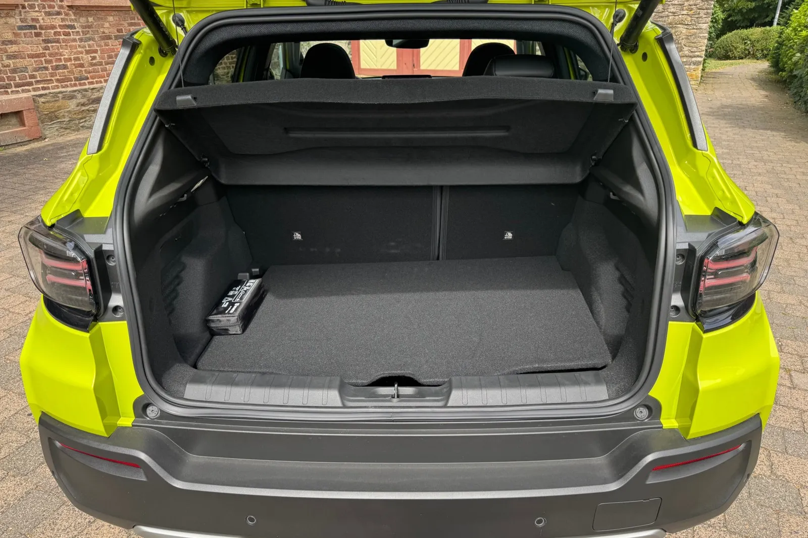 Der Kofferraum des Jeep Avenger fasst 380 Liter und ist weitgehend glattflächig geschnitten.