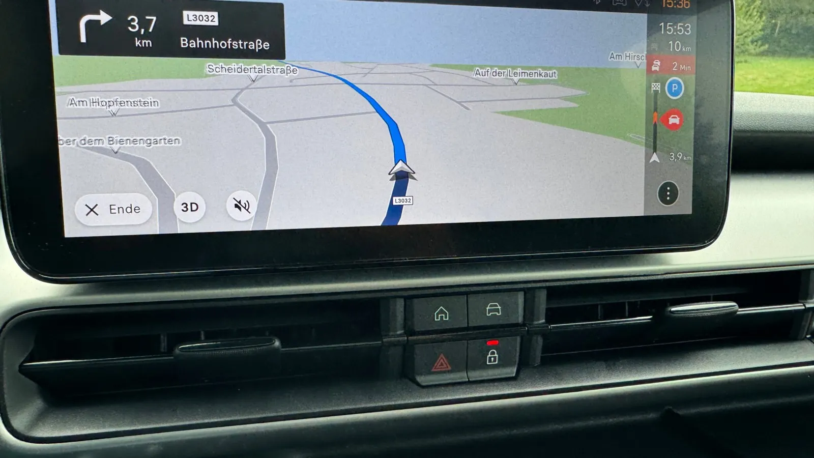 Infotainmentdisplay des Jeep Avenger mit eingeblendeter Navigationskarte.