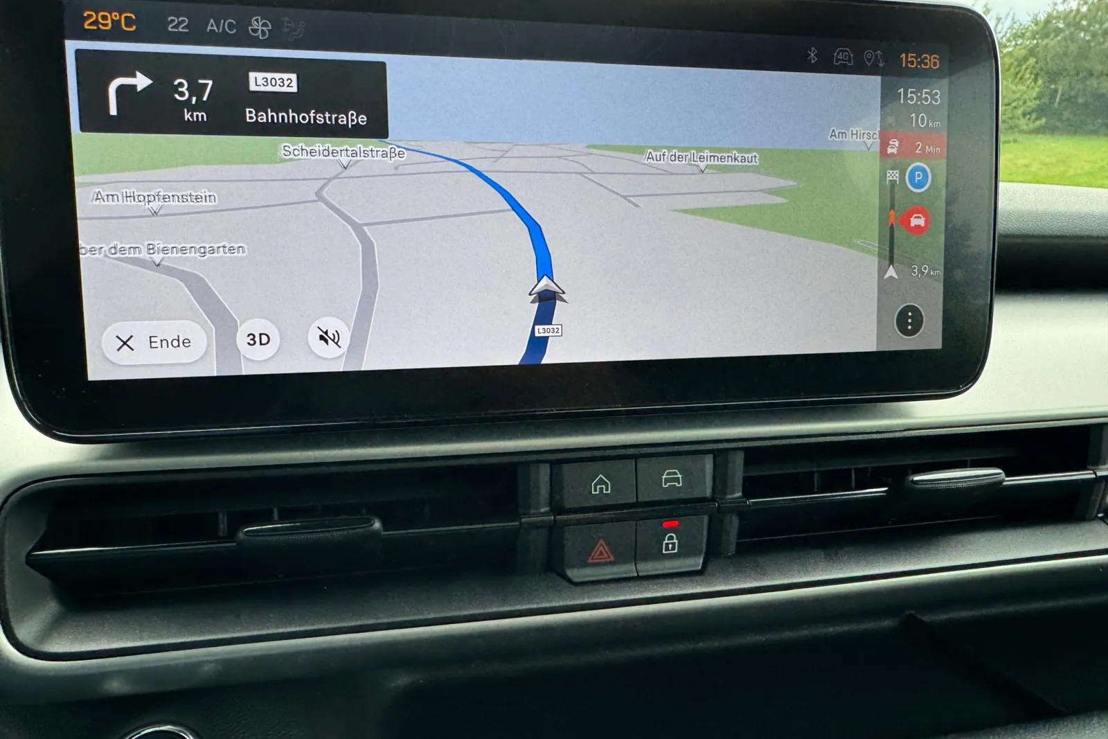 Infotainmentdisplay des Jeep Avenger mit eingeblendeter Navigationskarte.