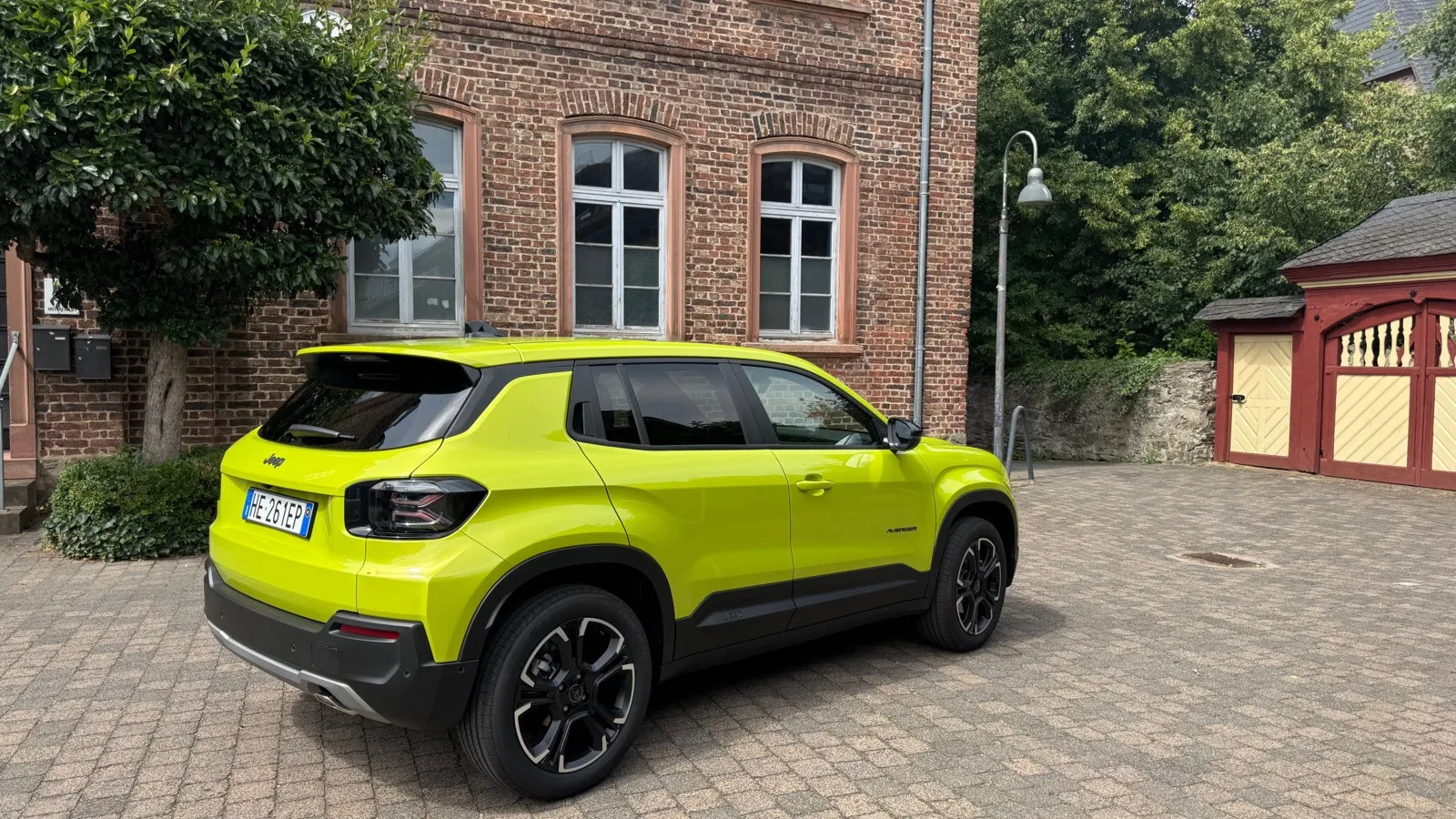 Die kantige Karosserie und die dunkel abgesetzten Elemente prägen die Seiten- und Heckansicht des Jeep Avenger.