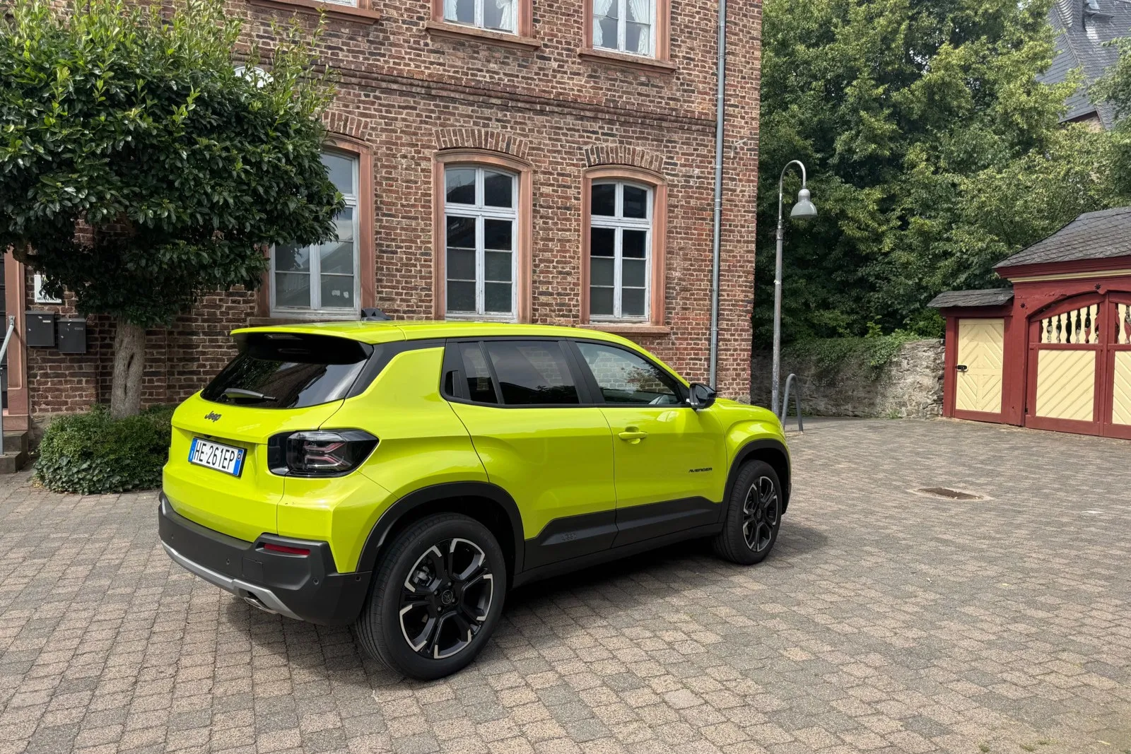 Die kantige Karosserie und die dunkel abgesetzten Elemente prägen die Seiten- und Heckansicht des Jeep Avenger.