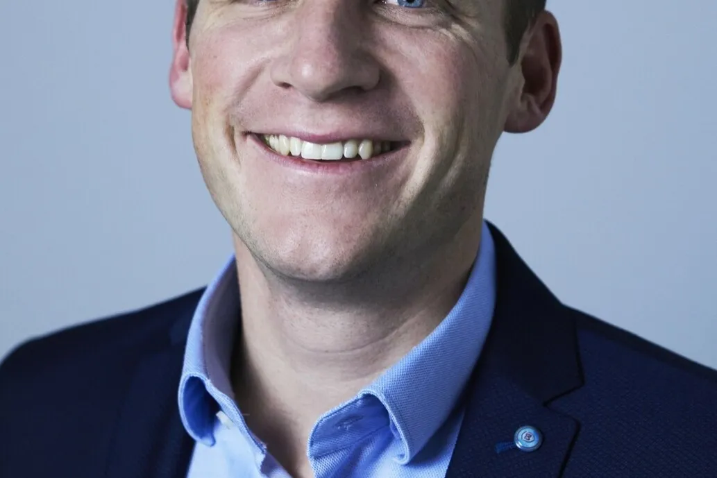 „In der Praxis hat sich eine zweimal jährliche Überprüfung durchgesetzt. Es kann jedoch sinnvoll sein, die Führerscheine öfter zu kontrollieren. Nämlich dann, wenn der Fuhrparkverantwortliche Anhaltspunkte für einen möglichen Verlust des Führerscheins hat, weil zum Beispiel aufgrund häufiger Bußgeldbescheide ein Fahrverbot drohen könnte“, berichtet Andreas Brenner.