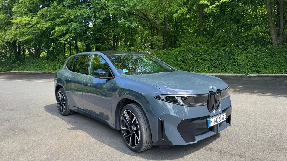 Auf langen Strecken zeigt der neue Elektro-SUV seine Stärken – rund 600 Kilometer Praxisreichweite sind beim BMW iX3 50 xDrive möglich.