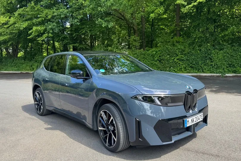 Auf langen Strecken zeigt der neue Elektro-SUV seine Stärken – rund 600 Kilometer Praxisreichweite sind beim BMW iX3 50 xDrive möglich.