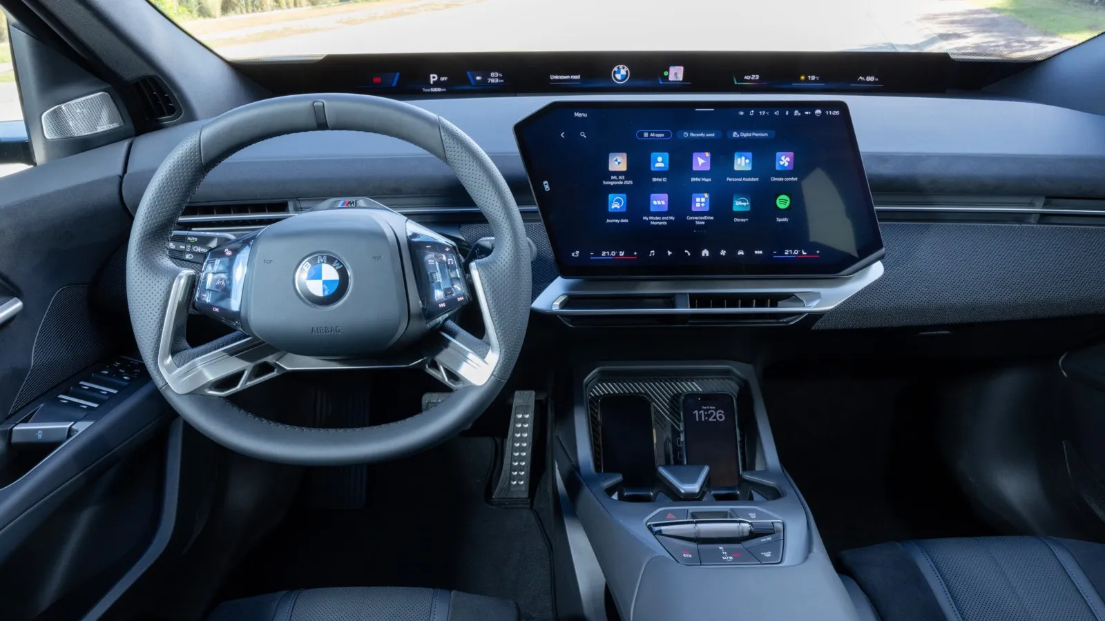 Das Cockpit in der Neuen Klasse zeichnet sich vor allem durch das schmale Digitalband im unteren Bereich der Frontscheibe aus.