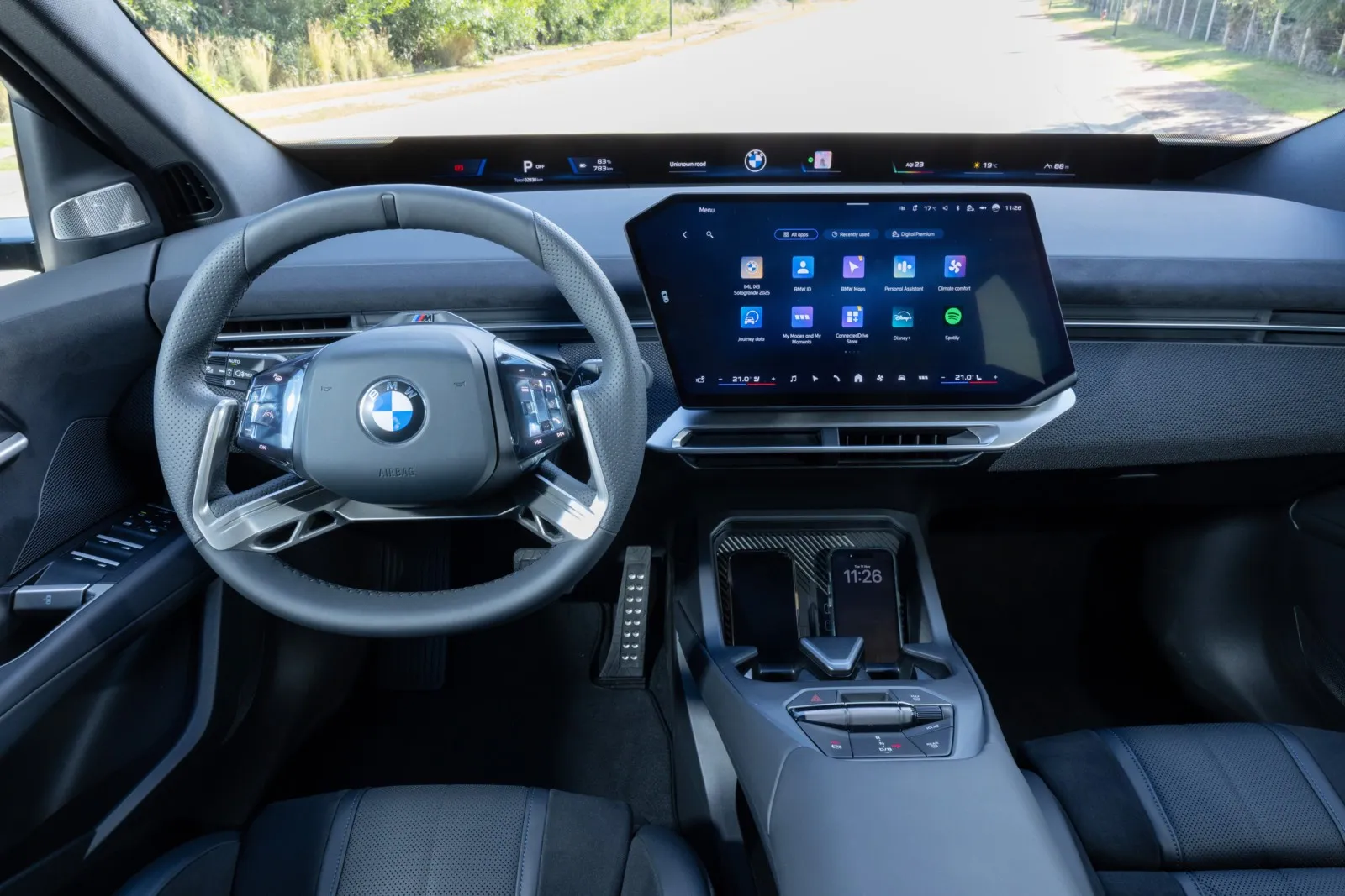 Das Cockpit in der Neuen Klasse zeichnet sich vor allem durch das schmale Digitalband im unteren Bereich der Frontscheibe aus.