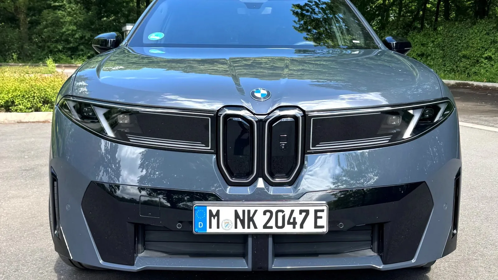 Der iX3 ist das erste BMW-Modell der Neuen Klasse. Die Designer haben die Nieren feiner gezeichnet.