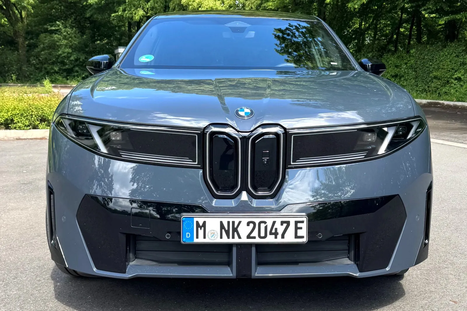 Der iX3 ist das erste BMW-Modell der Neuen Klasse. Die Designer haben die Nieren feiner gezeichnet.