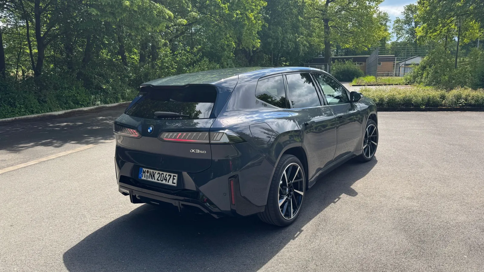 Am Heck des BMW iX3 50xDrive fällt vor allem das Lichtdesign der Rückleuchten auf.
