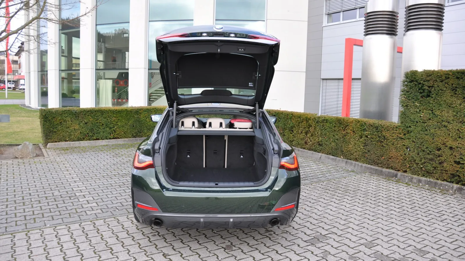 Die 4er Gran Coupés verfügen alle über eine große Heckklappe, die sich serienmäßig elektrisch hoch öffnen und schließen lässt.