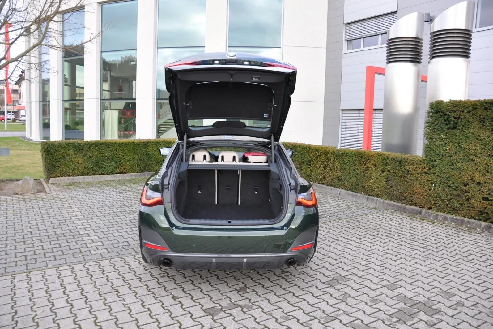 Die 4er Gran Coupés verfügen alle über eine große Heckklappe, die sich serienmäßig elektrisch hoch öffnen und schließen lässt.