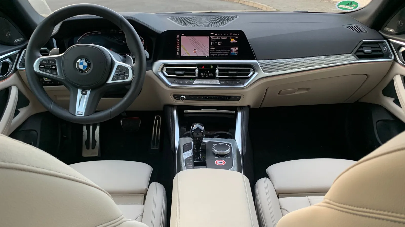 Das Cockpit entspricht dem aktuellen BMW-Look. Der Arbeitsplatz des Fahrers ist ergonomisch auf ihn ausgerichtet. Schalter und Hebel sind dort, wo man sie erwartet, und leicht zu bedienen.