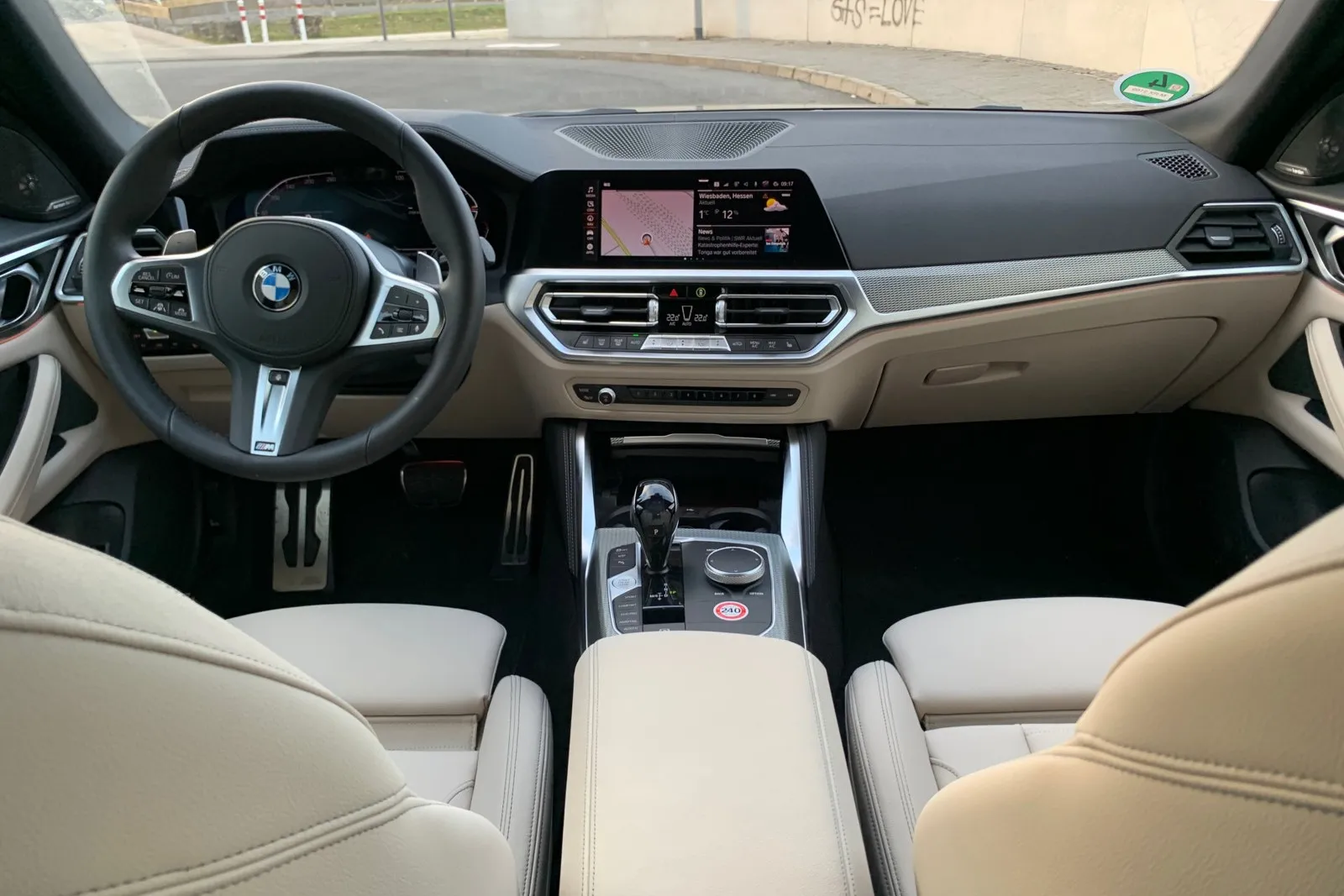 Das Cockpit entspricht dem aktuellen BMW-Look. Der Arbeitsplatz des Fahrers ist ergonomisch auf ihn ausgerichtet. Schalter und Hebel sind dort, wo man sie erwartet, und leicht zu bedienen.