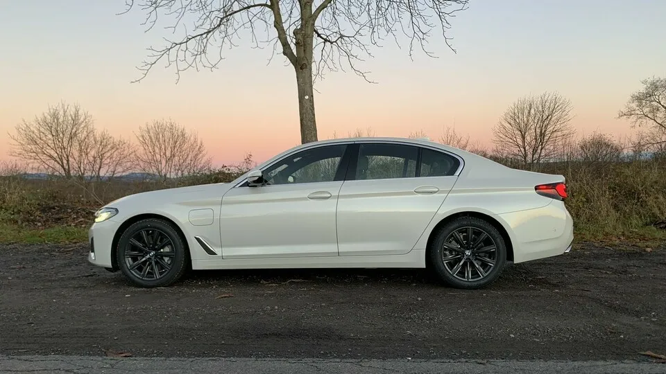 Mit knapp 1,90 Meter Breite und immerhin 4,96 Meter Länge steht der BMW 530e xDrive satt auf der Straße.