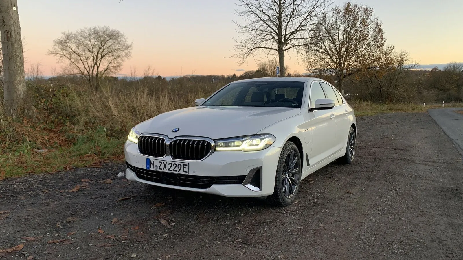 Optisch macht der 5er durch sein sportlich elegantes Design vorne und …