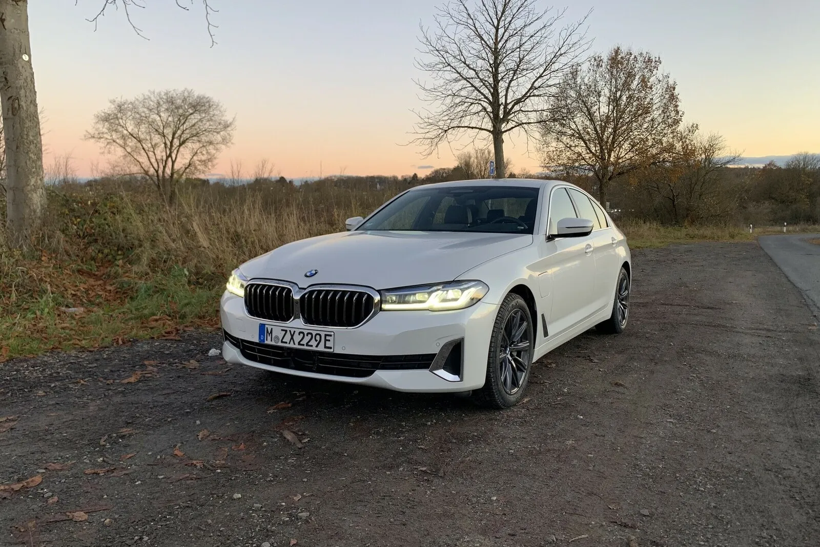 Optisch macht der 5er durch sein sportlich elegantes Design vorne und …