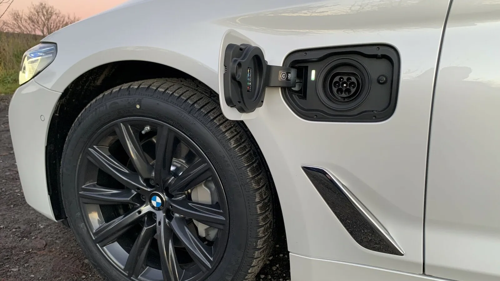 Die Schwäche des BMW 530e liegt hinter dieser Klappe: Maximal 3,7 kW fließen durch den Typ-2-Ladeanschluss. Das dauert an einer Ladesäule fast vier Stunden für das Vollladen. Das können die Mitbewerber besser, die meist mit 7,4 kW laden.