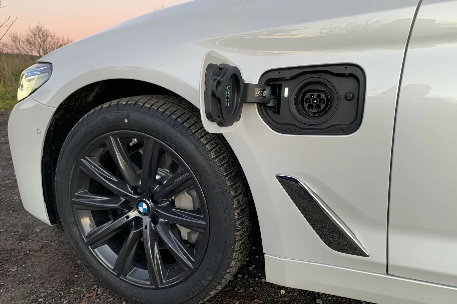 Die Schwäche des BMW 530e liegt hinter dieser Klappe: Maximal 3,7 kW fließen durch den Typ-2-Ladeanschluss. Das dauert an einer Ladesäule fast vier Stunden für das Vollladen. Das können die Mitbewerber besser, die meist mit 7,4 kW laden.