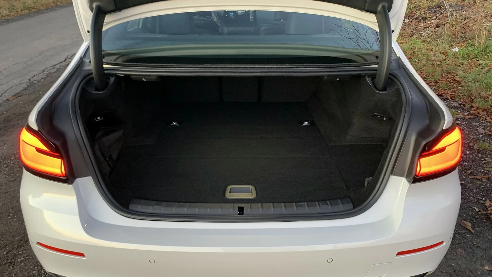 Das Ladevolumen des BMW 530e xDrive beträgt 410 Liter.