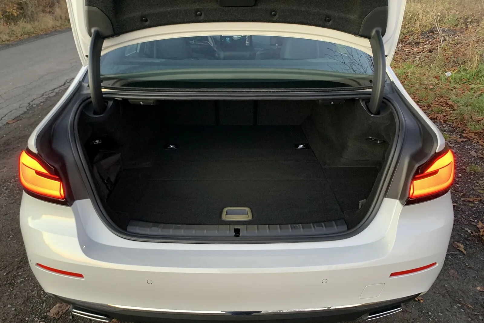 Das Ladevolumen des BMW 530e xDrive beträgt 410 Liter.