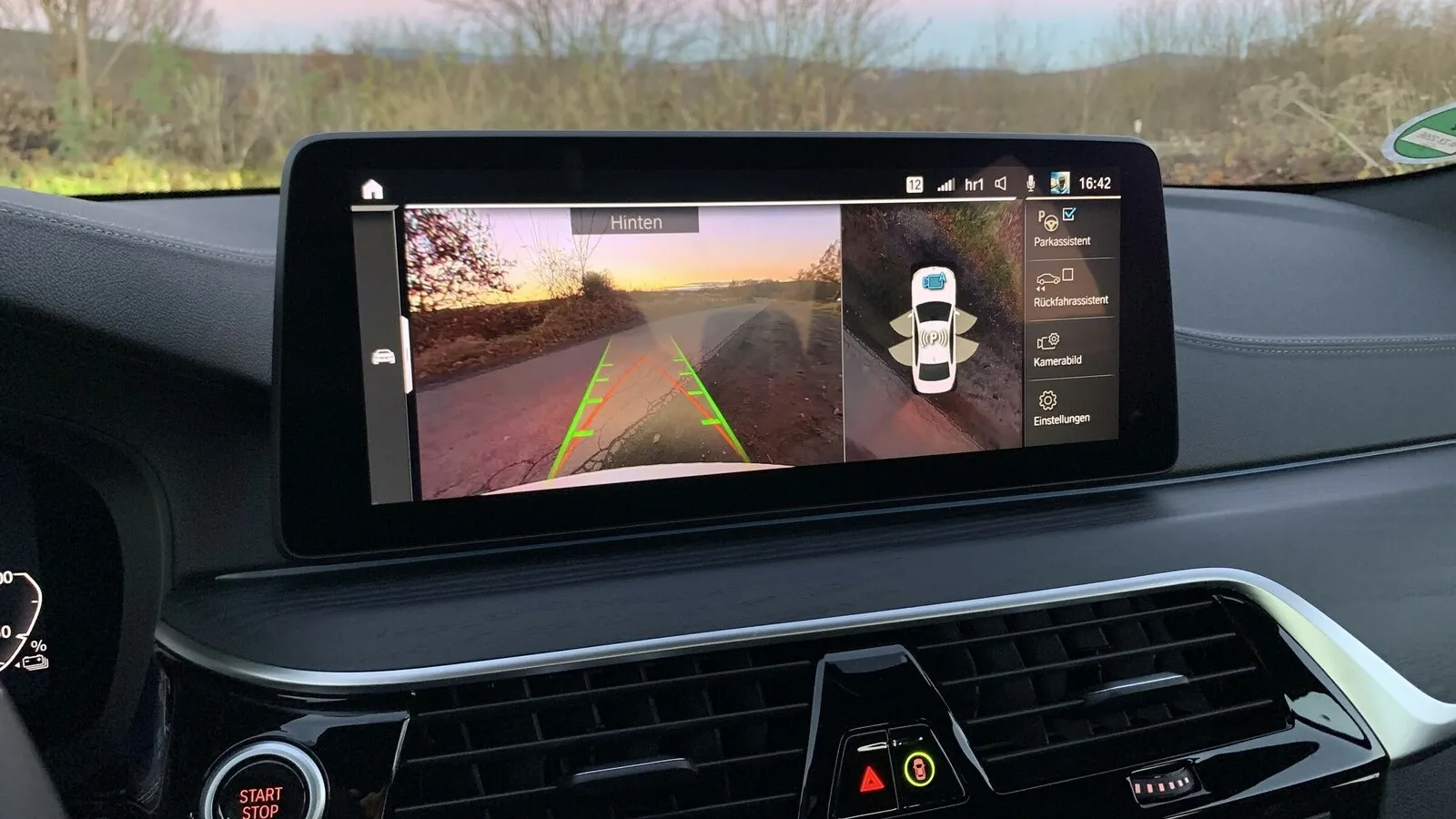 Alles im Blick – natürlich gegen Aufpreis (504 Euro zzgl. USt). Mit dem Parking Assistant Plus wird das Einparken und Rangieren leicht gemacht. Zur Ausstattung gehören das Surround-View-System, bestehend aus Top View, Panorama View und Remote 3D View, die Active Park Distance Control sowie der Park- und Rückfahrassistent.  Erhältlich mit dem Business-Paket.