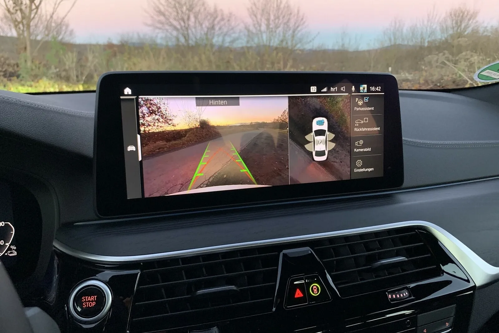 Alles im Blick – natürlich gegen Aufpreis (504 Euro zzgl. USt). Mit dem Parking Assistant Plus wird das Einparken und Rangieren leicht gemacht. Zur Ausstattung gehören das Surround-View-System, bestehend aus Top View, Panorama View und Remote 3D View, die Active Park Distance Control sowie der Park- und Rückfahrassistent.  Erhältlich mit dem Business-Paket.