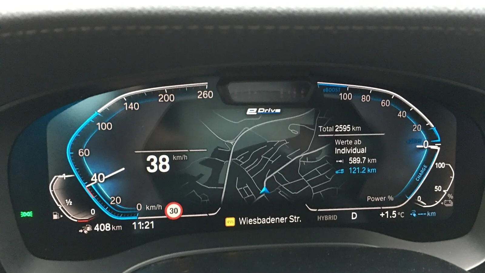 Das volldigitale Cockpit  des BMW 530e xDrive zeigt alle wichtigen Informationen an.