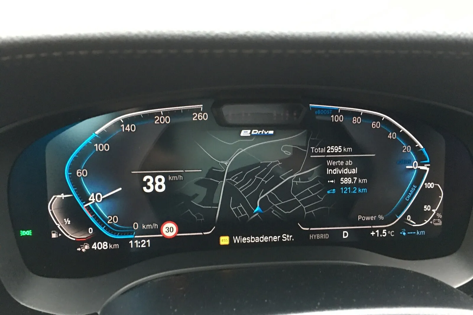 Das volldigitale Cockpit  des BMW 530e xDrive zeigt alle wichtigen Informationen an.