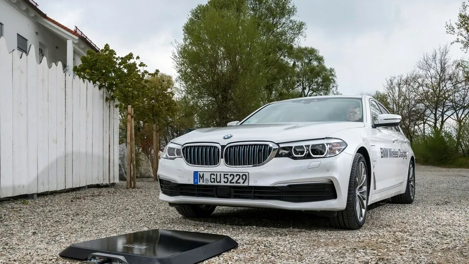 Induktives Laden von Elektroautos: Auf absehbare Zeit dürfte es beim Kabel bleiben.