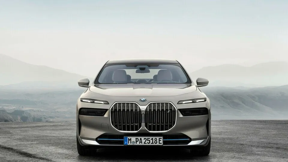 Der BMW 7er wird in der neuen Modellreihe erstmals auch in der vollelektrischen Version i7 verfügbar sein