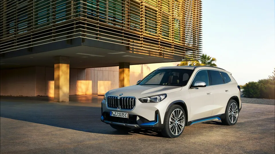 Beim BMW X1 wächst die Niere etwas und der iX1 stellt die erste voll elektrische Variante des Kompakt-SUV dar.