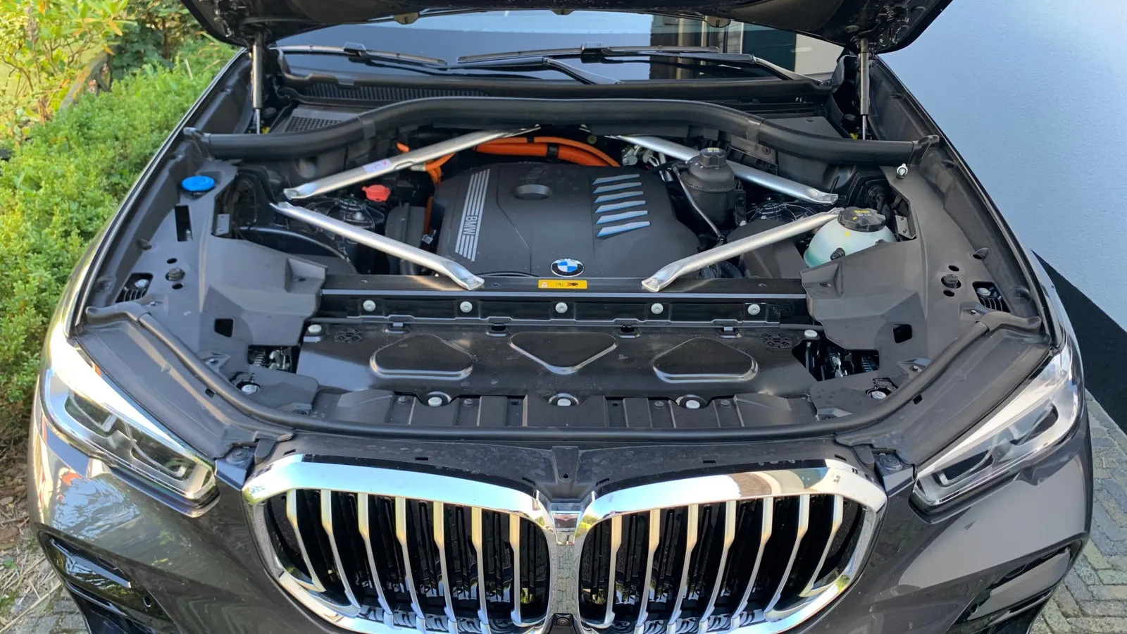 Besonders bei User Choosern ist der 394 PS starke Plug-in-Hybrid (PHEV) xDrive 45e als Dienstwagen ein Renner, dessen Antriebs-Anteil bei den Neuzulassungen des X5 im Januar 2021 bei über 64 Prozent lag.
