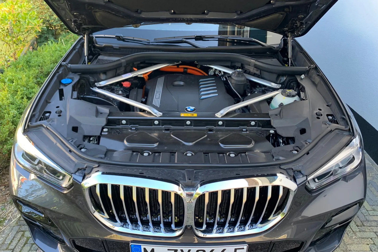 Besonders bei User Choosern ist der 394 PS starke Plug-in-Hybrid (PHEV) xDrive 45e als Dienstwagen ein Renner, dessen Antriebs-Anteil bei den Neuzulassungen des X5 im Januar 2021 bei über 64 Prozent lag.