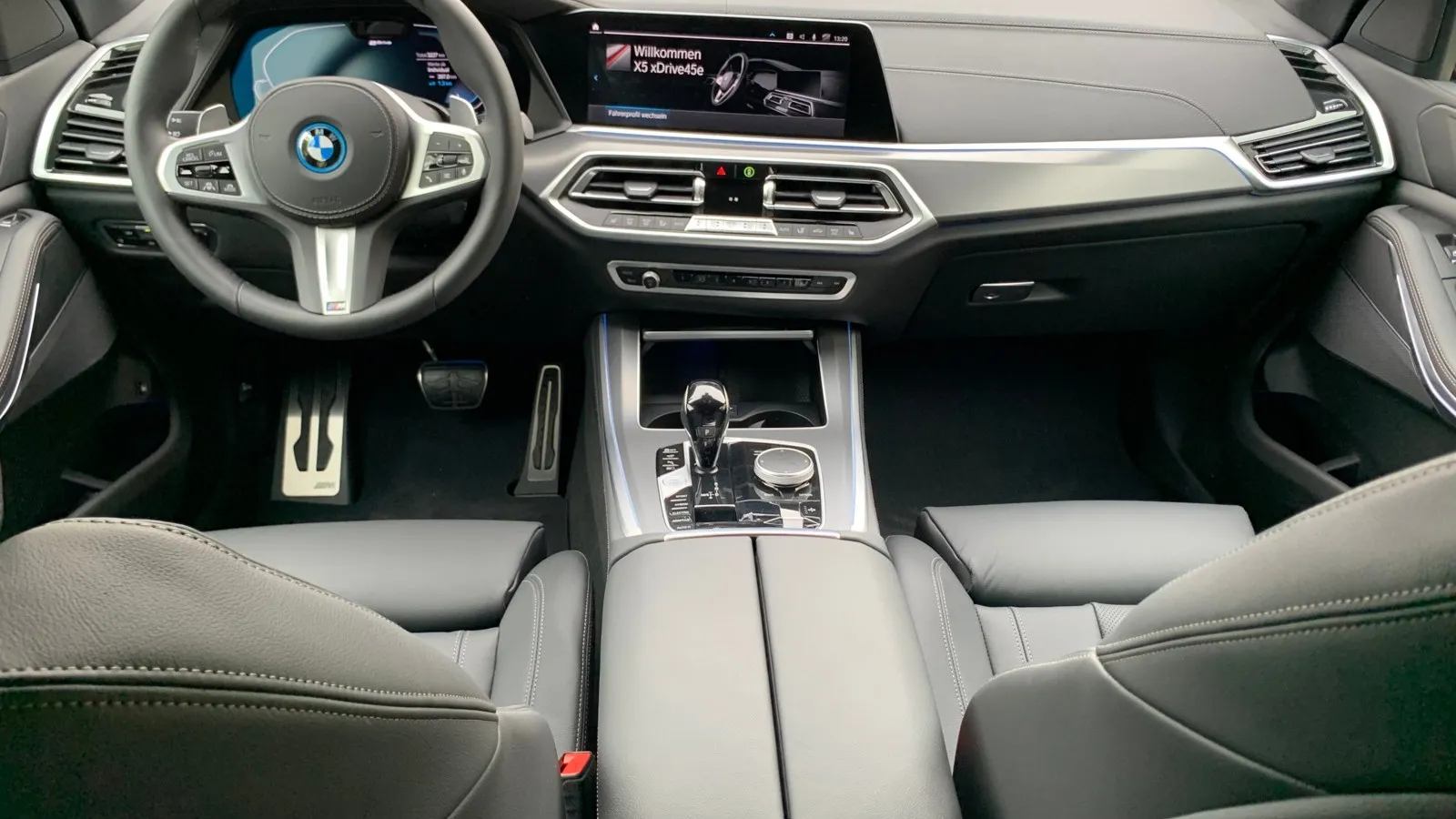 Das voll digitale Cockpit und das damit korrespondierende große Touch-Display in der Mittelkonsole sind intuitiv bedien- und ablesbar. Erstmals setzt BMW hier sein Betriebssystem OS7 ein. Es erlaubt eine sehr freie Konfiguration von Kacheln, auch lassen sich sekundäre Informationen – wie der Titel des laufenden Songs – rechts in den virtuellen Drehzahlmesser einblenden.