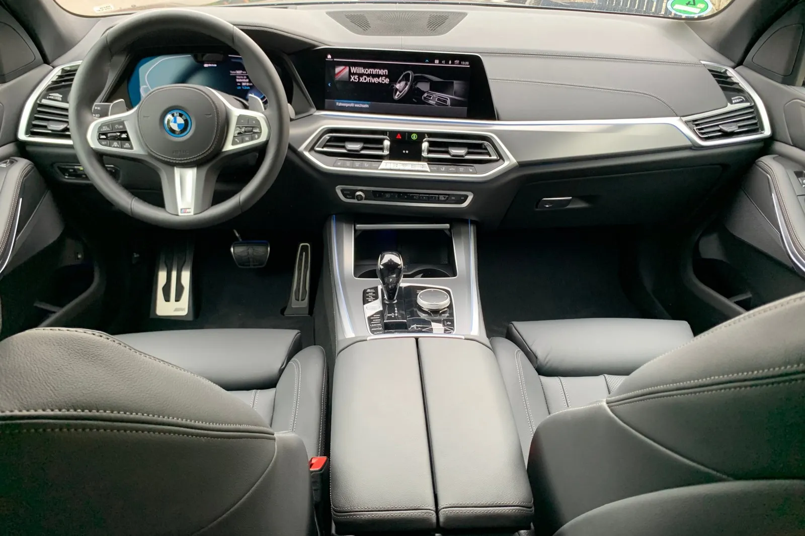 Das voll digitale Cockpit und das damit korrespondierende große Touch-Display in der Mittelkonsole sind intuitiv bedien- und ablesbar. Erstmals setzt BMW hier sein Betriebssystem OS7 ein. Es erlaubt eine sehr freie Konfiguration von Kacheln, auch lassen sich sekundäre Informationen – wie der Titel des laufenden Songs – rechts in den virtuellen Drehzahlmesser einblenden.