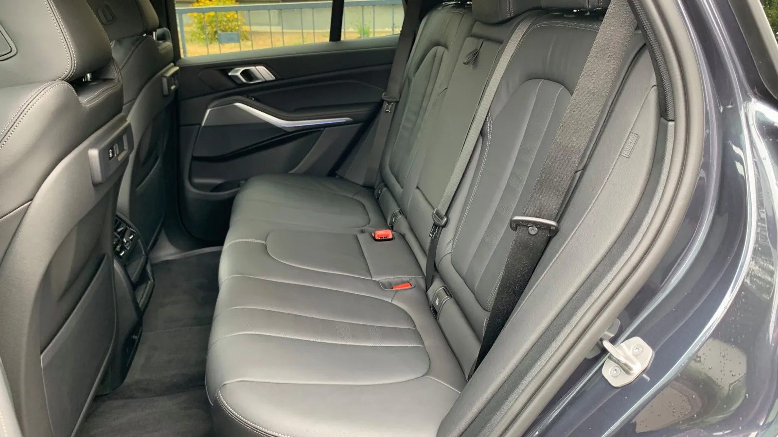 … und selbst hinten wird es erst für Personen über 1,95 Meter Körpergröße enger. Beim BMW X5 45e lassen sich die hinteren Sitze nicht verschieben und es gibt auch keine Option für eine dritte Sitzreihe (sieben Sitze).