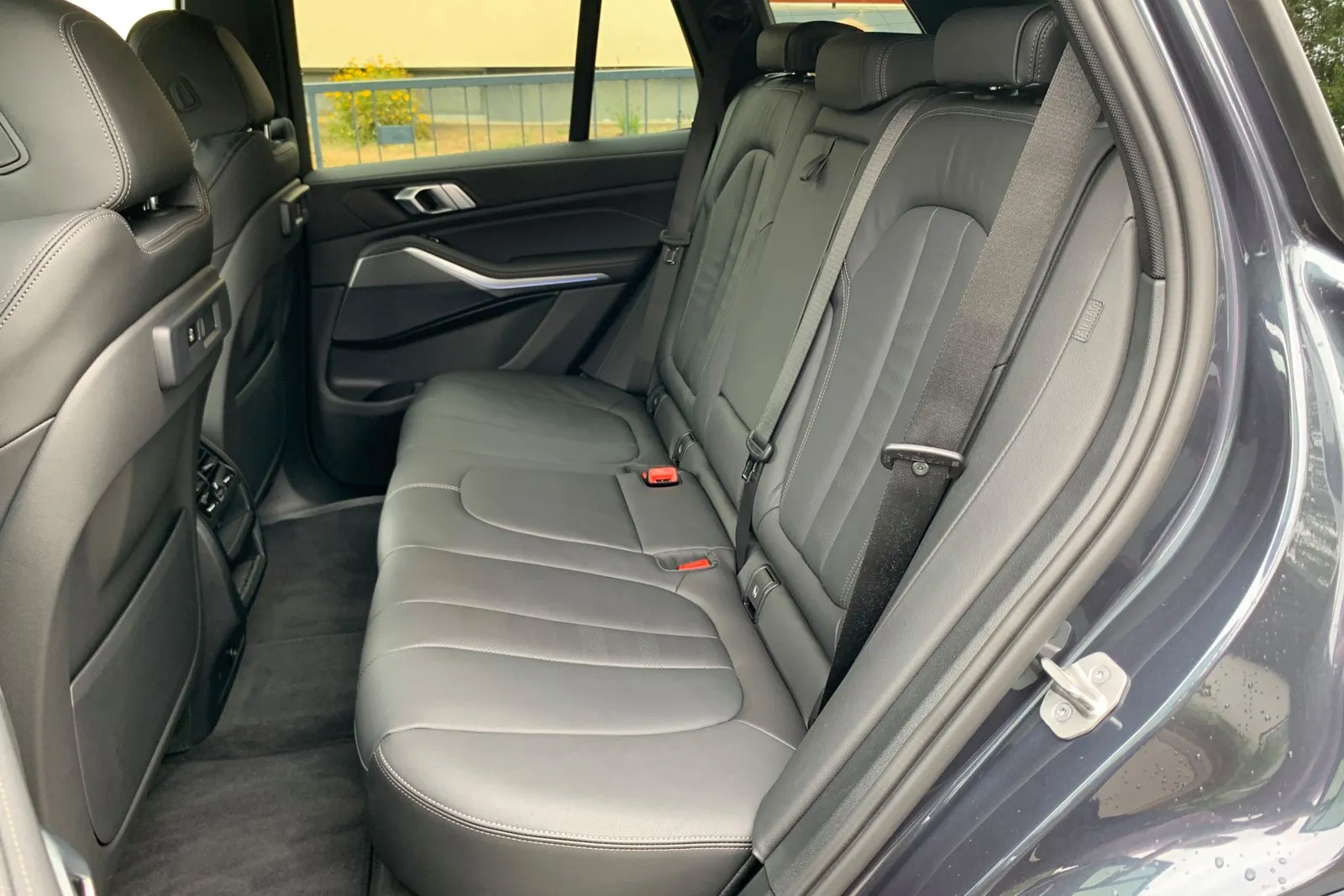 … und selbst hinten wird es erst für Personen über 1,95 Meter Körpergröße enger. Beim BMW X5 45e lassen sich die hinteren Sitze nicht verschieben und es gibt auch keine Option für eine dritte Sitzreihe (sieben Sitze).