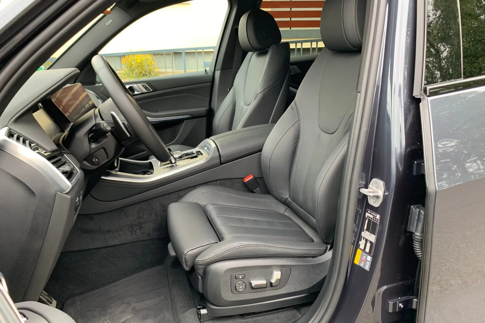 Fahrer und Beifahrer sitzen auf gut ausgeformten und vielfach einstellbaren Sitzen. Das Platzangebot ist vorne gigantisch…