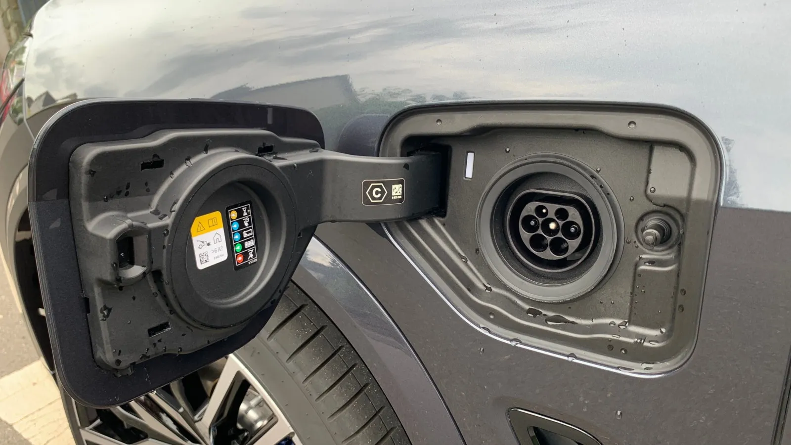 Die 22,3 kWh große Batterie des BMW X5 45e wird einphasig mit 3,7 kW geladen , was für lange Standzeiten an der E-Ladesäule sorgt.