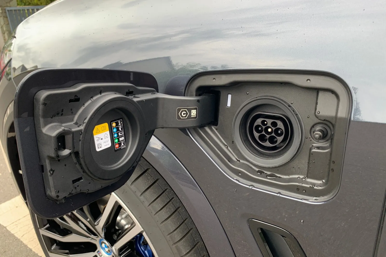 Die 22,3 kWh große Batterie des BMW X5 45e wird einphasig mit 3,7 kW geladen , was für lange Standzeiten an der E-Ladesäule sorgt.