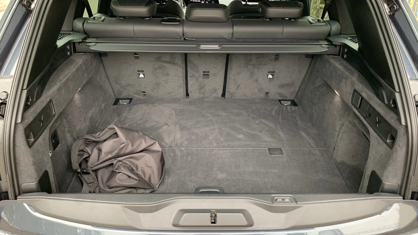 Der BMW X5 ist auch als Plug-in-Hybrid ein standesgemäßes Familienauto, das selbst vier Erwachsenen komfortablen Platz bietet und zudem 500 bis 1.720 Liter Gepäck (Vgl. X5 ohne Akku: 650 – 1.860 l) zwischen der dreigeteilten Rückbank…