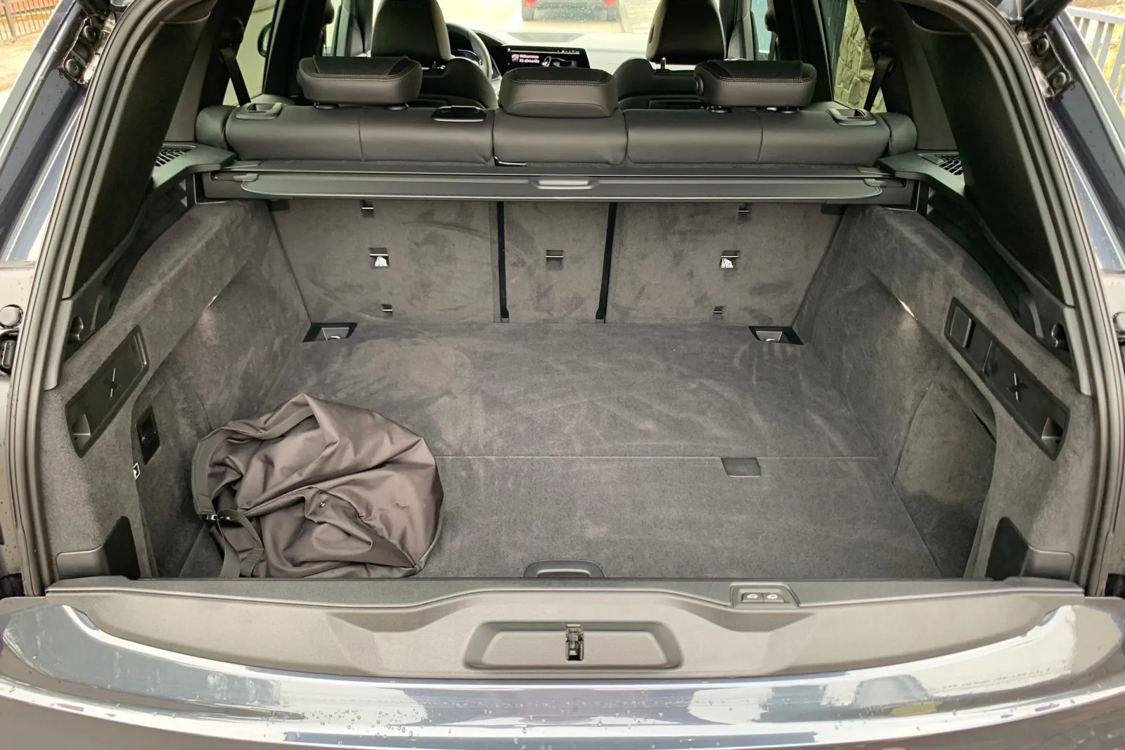 Der BMW X5 ist auch als Plug-in-Hybrid ein standesgemäßes Familienauto, das selbst vier Erwachsenen komfortablen Platz bietet und zudem 500 bis 1.720 Liter Gepäck (Vgl. X5 ohne Akku: 650 – 1.860 l) zwischen der dreigeteilten Rückbank…