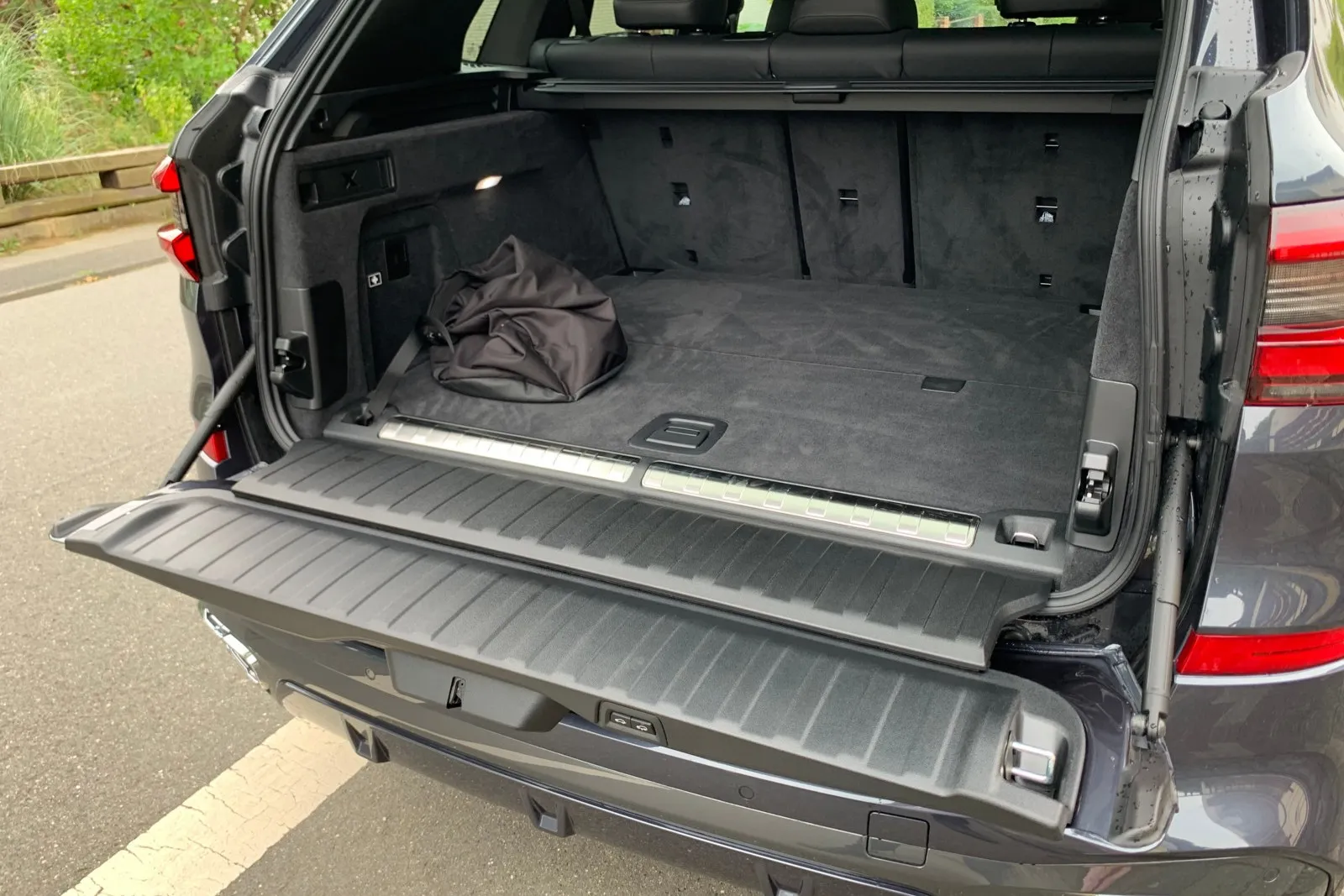 … und der zweigeteilten Heckklappe verstaut. An den Haken nehmen darf das Bayern-SUV trotz seines massigen Eigengewichts weiterhin bis zu 2,7 Tonnen.