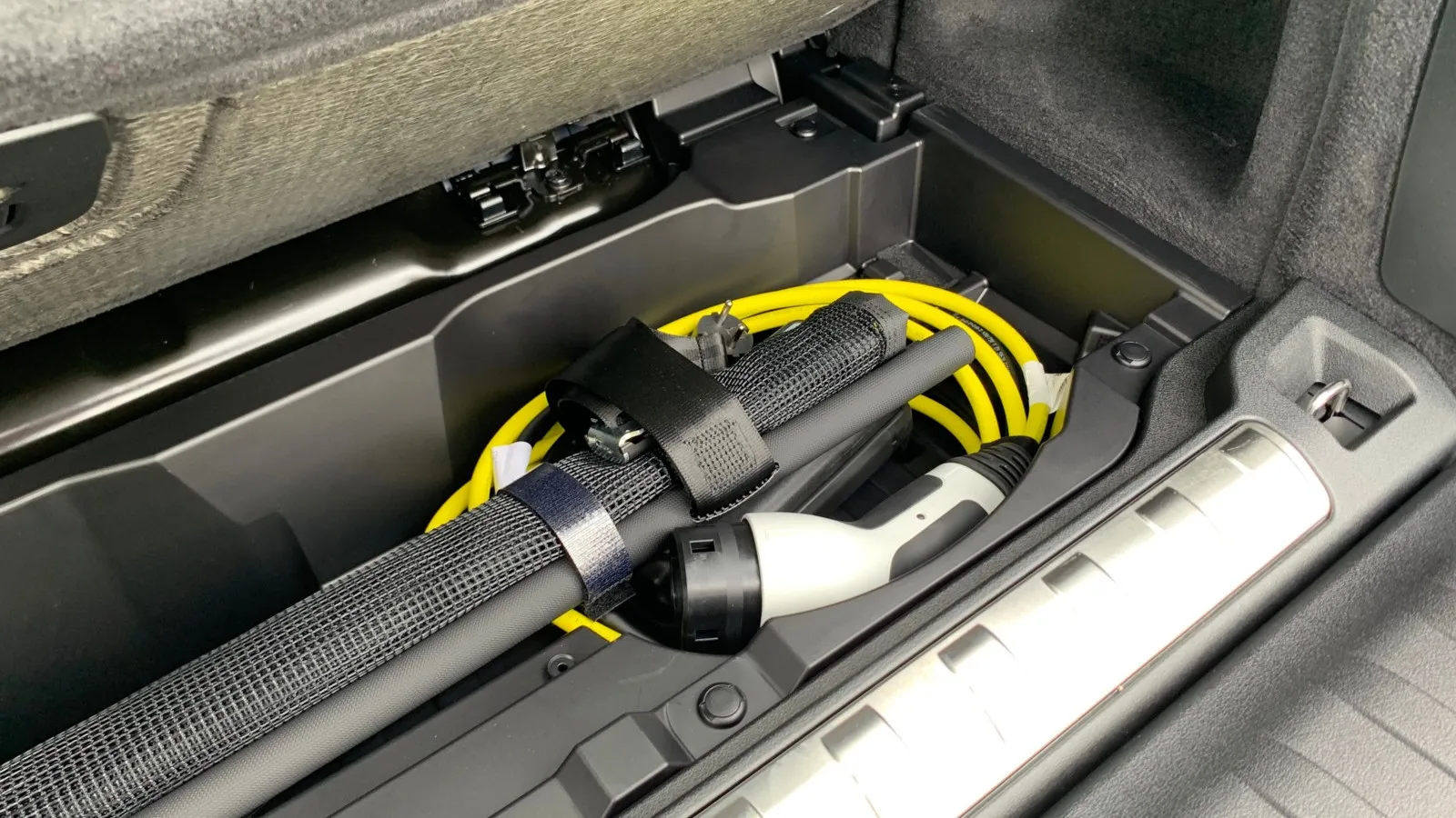 Praktisch: Auch wenn aufgrund der Batterie der Kofferraum unter dem Ladeboden nicht so viel Platz hergibt, wie bei den konventionell angetriebenen BMW X5, bleibt dennoch Platz für das Trennnetz und ein zusätzliches Ladekabel sowie Kleinkram.