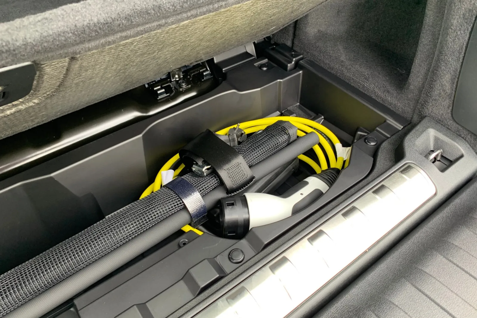 Praktisch: Auch wenn aufgrund der Batterie der Kofferraum unter dem Ladeboden nicht so viel Platz hergibt, wie bei den konventionell angetriebenen BMW X5, bleibt dennoch Platz für das Trennnetz und ein zusätzliches Ladekabel sowie Kleinkram.