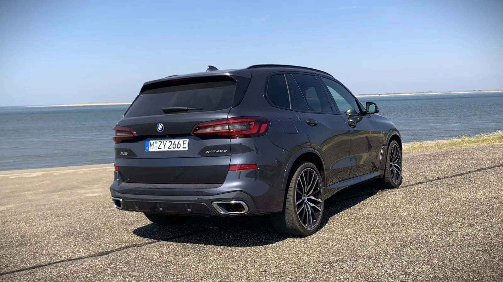 Am Heck des BMW X5 45e  sind sämtliche Lichtquellen in LED-Technik ausgeführt. Die dreidimensionale Gestaltung ihrer Deckgläser verhilft den Leuchten zu einer technisch-skulpturalen Note. Diagonale Akzentlinien lassen das Heck kompakt und kraftvoll erscheinen.